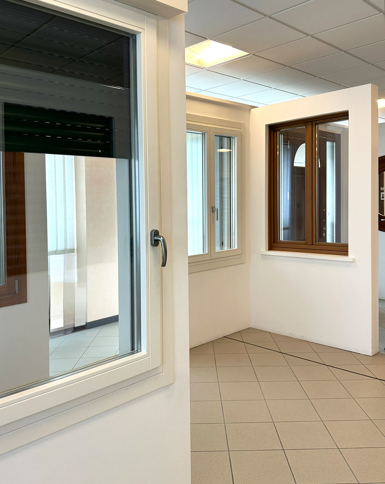 Esposizione di serramenti nello Show Room Casa FAMM